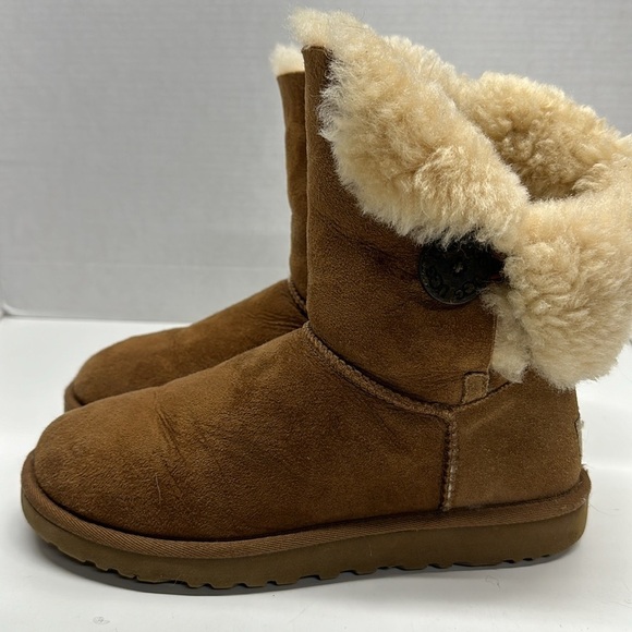 UGG Bailey Button Boots Short Boot Shearling Lined Waterproof Chestnut Brown 7 - Picture 2 of 10